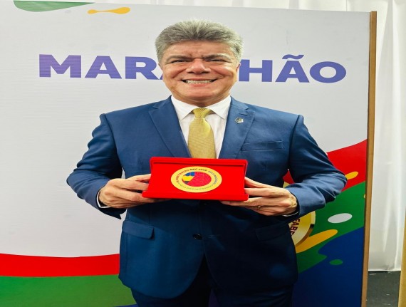 Prefeito Deoclides Macedo recebe Selo Nacional Ouro, em Brasília