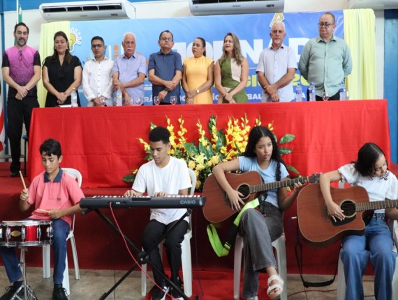 Prefeito Juvenal Silva anuncia reajuste salarial acima do piso nacional para professores em Parnarama