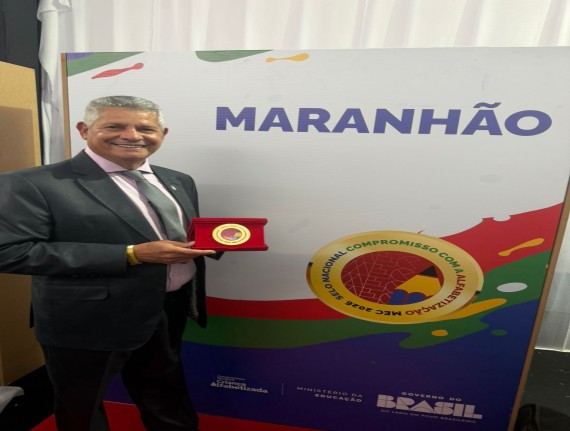 Prefeito Walace recebe Selo Ouro de Alfabetização em Brasília por avanços na educação de Icatu