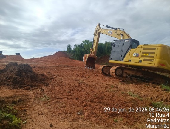 Gestão municipal dá início ao preparo de terreno para 50 casas populares em Pedreiras.