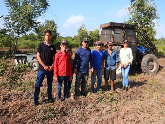 Agricultores de Centro do Guilherme recebem apoio com preparo de solo para o plantio