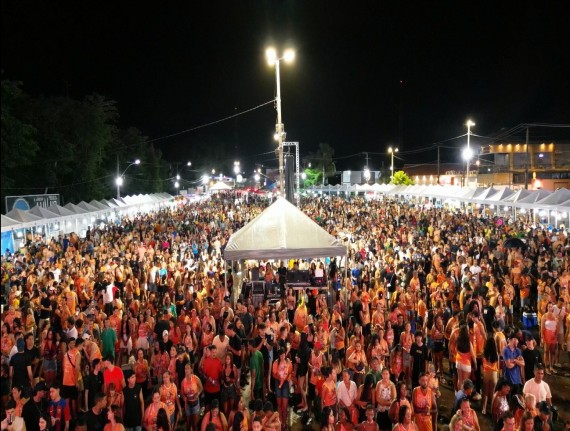 VEM COM AS JADES: Bacabal festeja 10 anos do bloco de Carnaval criado por Roberto Costa