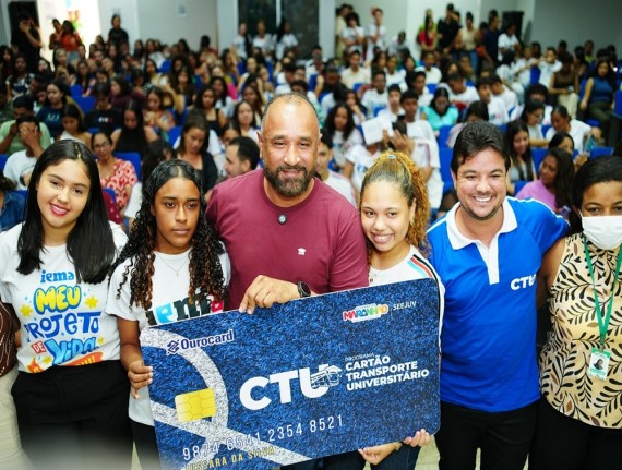 Roberto Costa destaca investimentos na educação durante entrega do Cartão Transporte Universitário em Bacabal