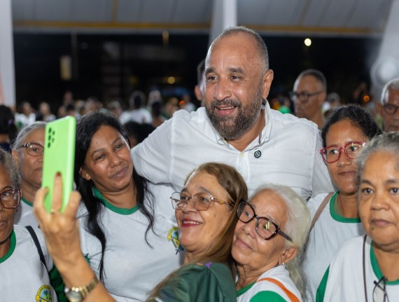 Roberto Costa garante óculos de grau gratuitos para cerca de 1.000 alunos da EJA em Bacabal