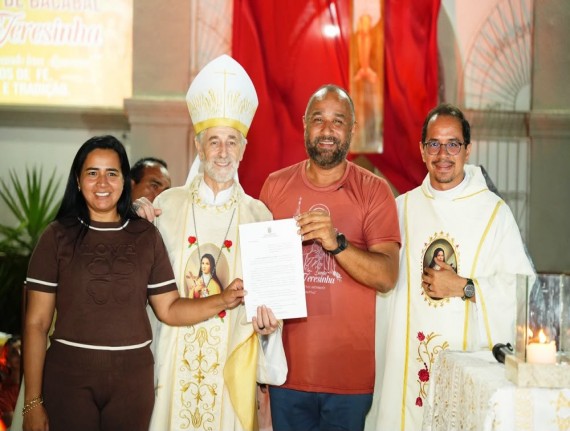 Prefeito Roberto Costa sanciona lei que torna a Festa de Santa Teresinha Patrimônio Cultural Imaterial de Bacabal