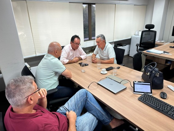 Em Viana, o Prefeito Carrinho Cidreira discute avanço da pavimentação da Galega em reunião na Codevasf