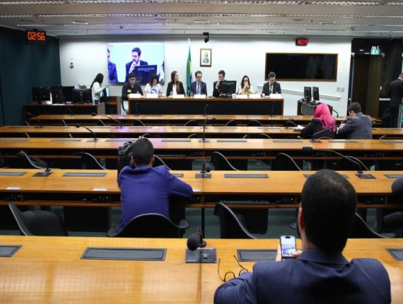 Comissão aprova projeto que garante insalubridade a profissionais da educação; CNM estima impacto de R$ 26 bilhões