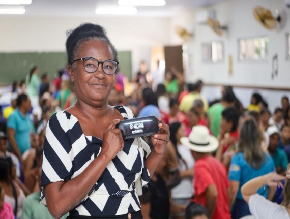 Governo entrega 157 tablets e kits de fardamento a agentes comunitários de saúde e distribui 299 óculos em Viana