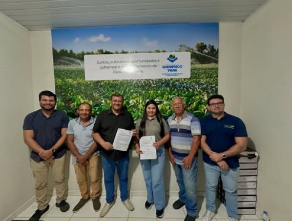 Godofredo Viana firma parceria para fortalecer agricultura familiar