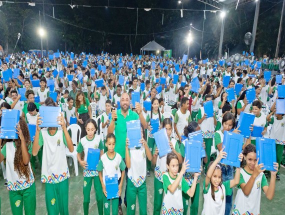 Roberto Costa entrega 7 mil tablets a estudantes e professores de Bacabal 
